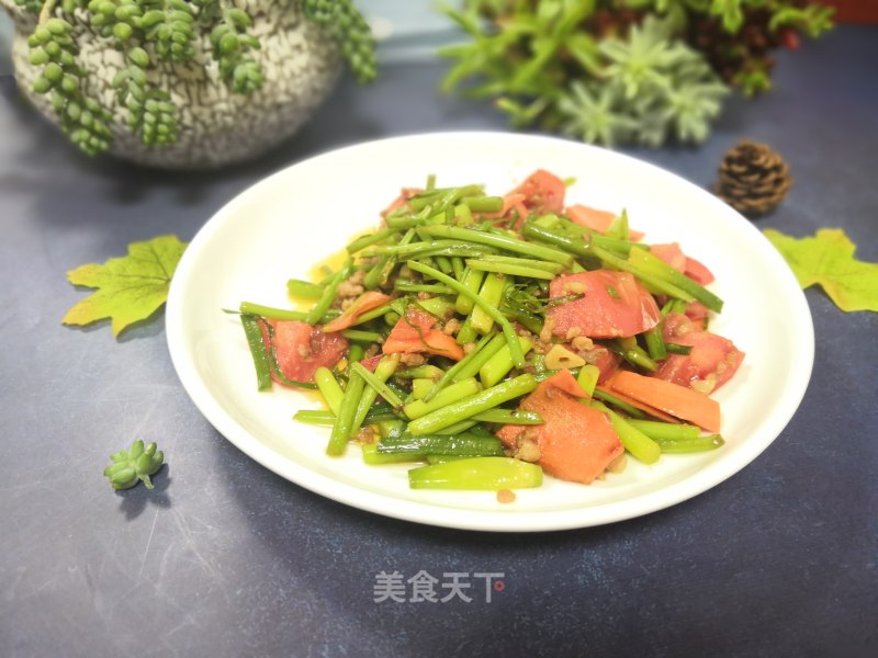 Stir-fried Garlic Moss with Water Spinach Root