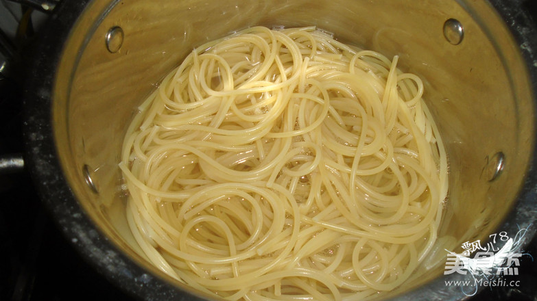 Lean Meat Spaghetti with Green Sauce recipe