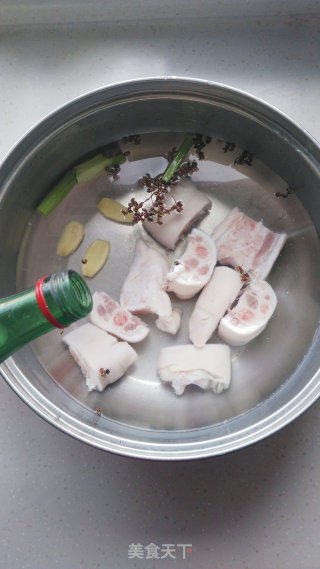 Seaweed and Soy Trotter Soup recipe