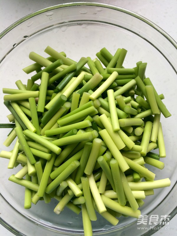 Stir-fried Pork with Garlic Stalks recipe