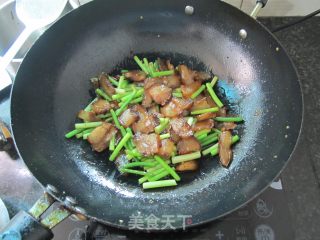 Stir-fried Pork Cheek with Garlic Moss recipe