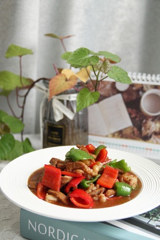 Slightly Spicy and Tender Appetizer, Stir-fried Shredded Pork with Green and Red Pepper recipe