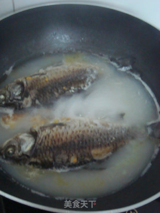 Crucian Carp, Clam, Wolfberry Leaf Soup recipe