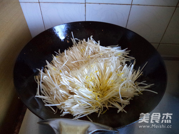 Stir-fried Silver Bud with Fresh Mushrooms recipe