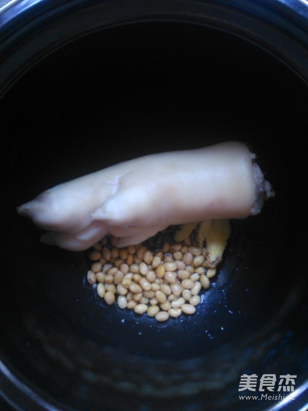 Peanut Soy Trotter Soup recipe