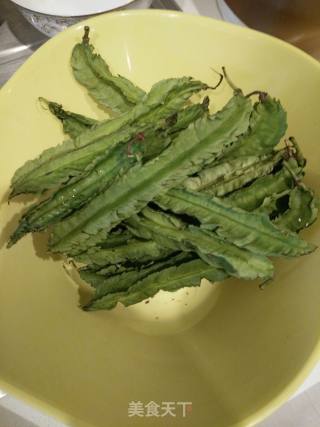 Stir-fried Red Intestine with Four Carob Beans recipe