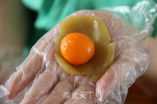 Cantonese-style Lotus Paste and Egg Yolk Mooncakes recipe