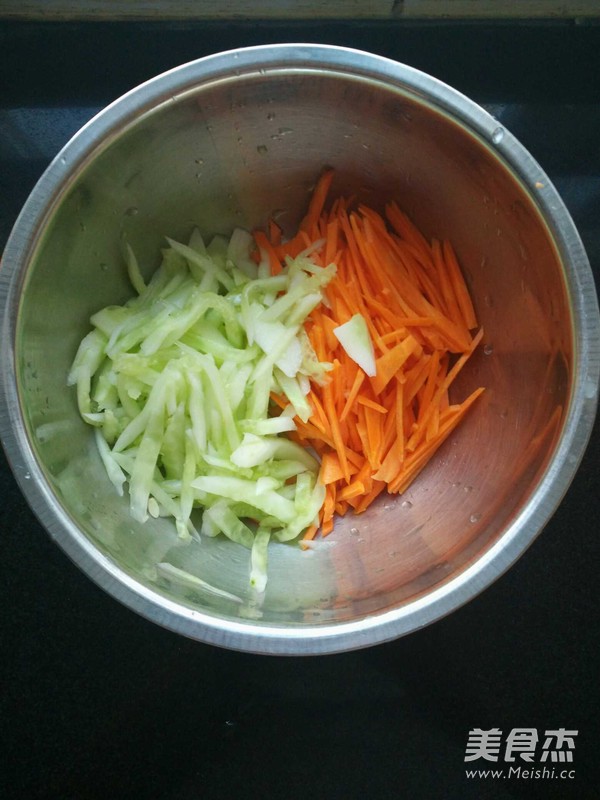 Carrots Mixed with Cucumber Shreds recipe