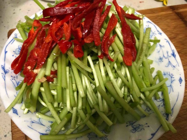 Stir-fried Shredded Pork with Artemisia recipe