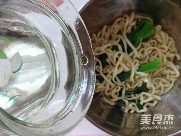 Onion Minced Pork Topped with Noodles recipe