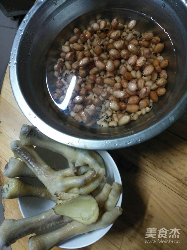 Peanut Eyebrow Bean Chicken Feet Soup recipe