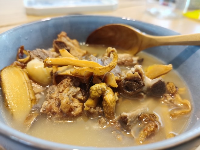 Stewed Cuttlefish Ribs Soup Like Chicken Soup (nourishing Yin and Blood, Standing Soup for The Champion of Staying Up Late) recipe