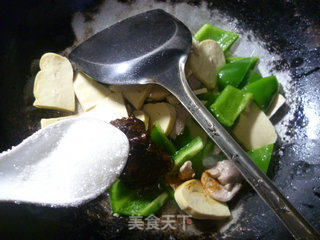 Stir-fried Small Vegetarian Chicken with Tenderloin and Light Pepper recipe