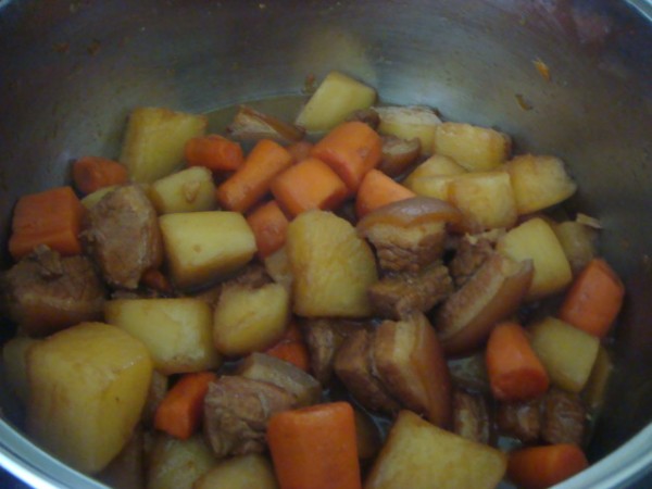 Braised Pork with Two Color Radishes recipe