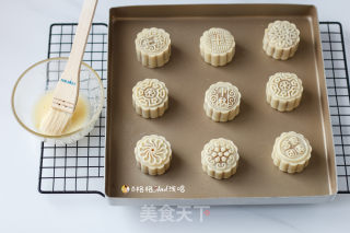 Cantonese-style Lotus Paste and Egg Yolk Mooncakes recipe