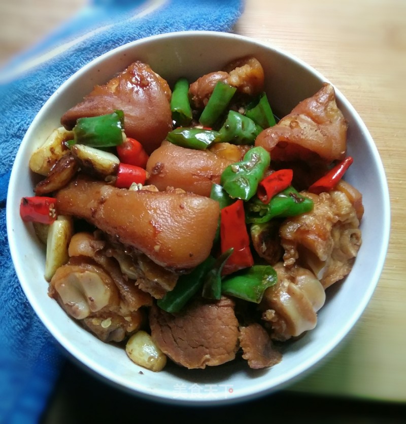 Stir-fried Braised Pork Knuckle with Double Pepper recipe