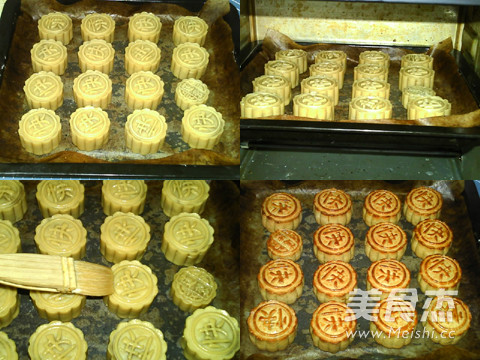 Mooncake with Lotus Seed Paste and Egg Yolk recipe