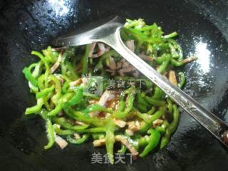 Fried Noodles with Hot Pepper Pork and Leek Sprouts recipe