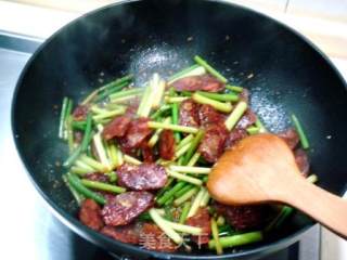 Family Fried "spicy Sausage Stir-fried Garlic Seedlings" recipe