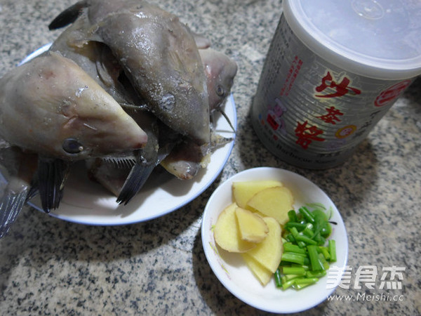 Braised Small Rubber Fish with Shacha Sauce recipe