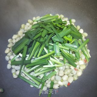 Stir-fried Broad Beans with Leek recipe