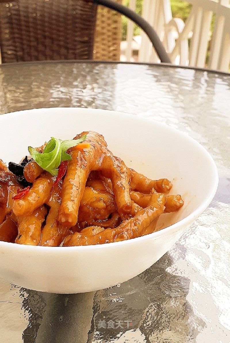 Sauce-flavored Chicken Feet recipe