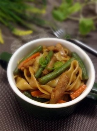 Braised Noodles with Beans and Shredded Chicken recipe