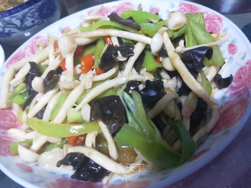 Stir-fried White Jade Mushroom with Fungus and Green Pepper recipe