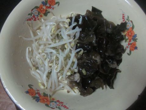 Fungus Mixed with Bean Sprouts recipe