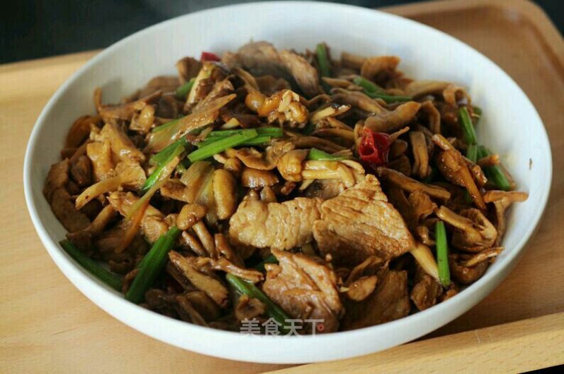 Stir-fried Pork with Wild Yellow Mushroom (inner Mongolian Wild Yellow Mushroom with Tender Celery) recipe