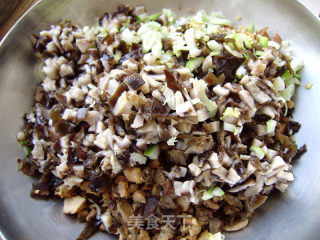 Home-cooked Staple Food-steamed Buns with Cabbage and Mushroom Sauce recipe