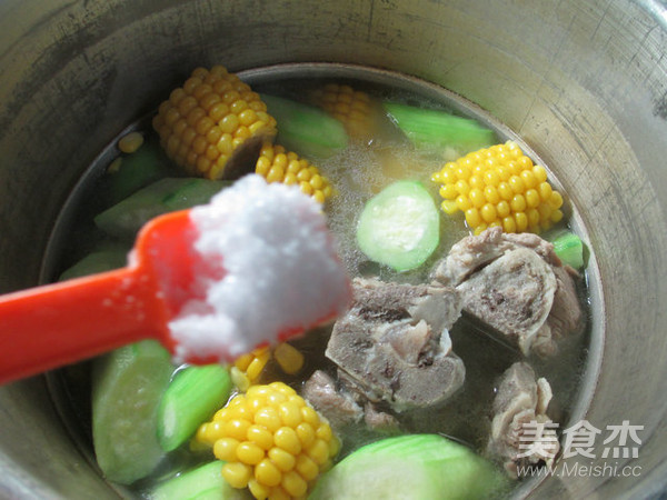 Loofah and Corn Tube Bone Soup recipe