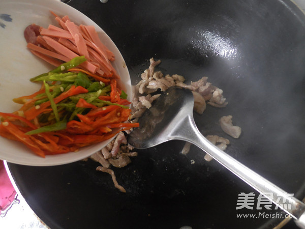 Braised Noodles with Green Pepper and Pork recipe