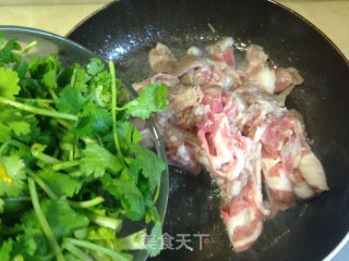 [stir-fried Coriander with Lamb Sauce] recipe