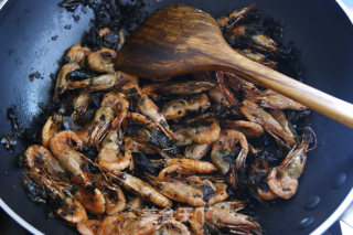 Four Processes of Simmering, Deep-frying and Frying to Create A European Cup of Finger-sucking Snacks-finger-sucking Arctic Shrimp with Tea recipe