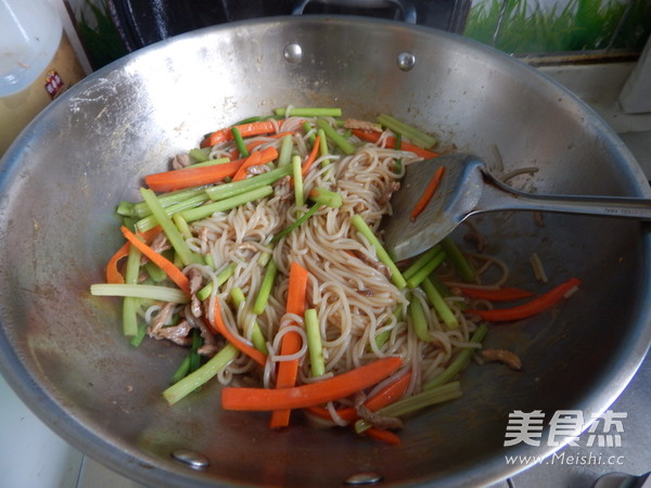 Stir-fried Rice Noodles with Shredded Pork recipe