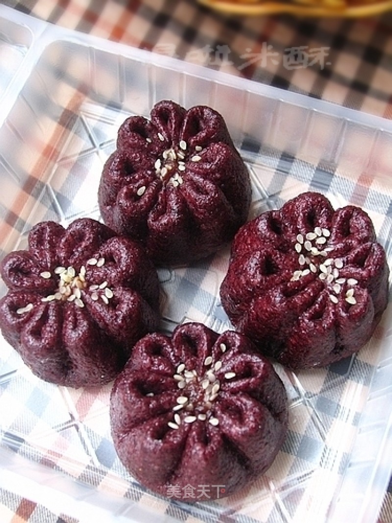 Nutritious Breakfast-black Rice Bean Paste Chrysanthemum Buns recipe