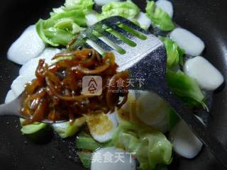 Stir-fried Rice Cake with Clove Fish Cabbage recipe