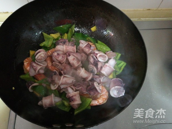 Stir-fried Seafood with Green Pepper recipe