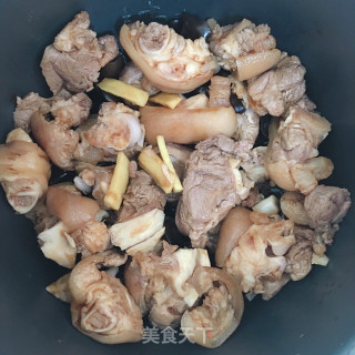 Braised Pig's Trotter with Black Fungus and Mushroom recipe