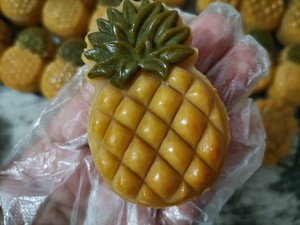 Universal Cantonese-style Mooncake Crust (made with Pineapple Mooncake) recipe