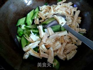 #快手素菜# Fried Cucumber with Sea Rice and Yuba recipe