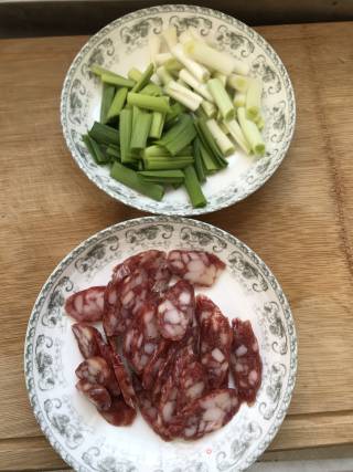 Stir-fried Sausage with Green Garlic recipe