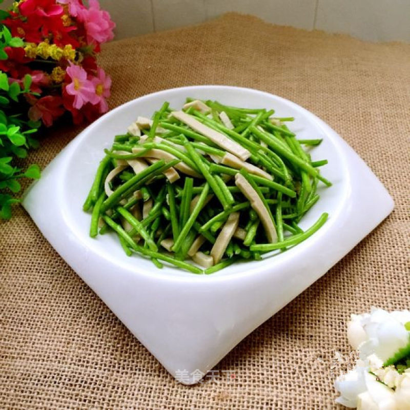 Stir-fried Dried Bean Curd with Wormwood recipe