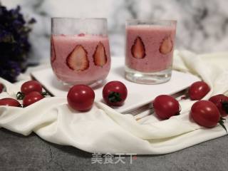 Coconut Strawberry Yogurt Milkshake recipe