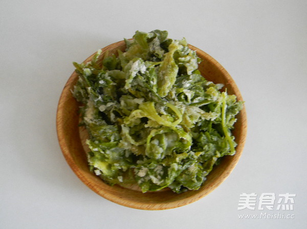 Steamed Celery Leaves with Garlic recipe