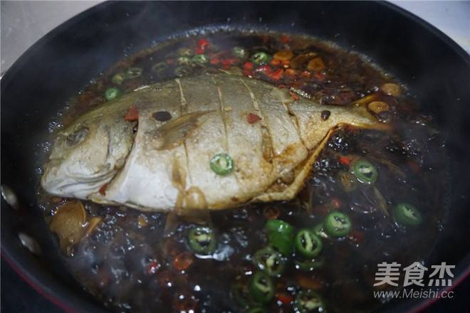 Braised Pomfret with Tempeh and Double Peppers recipe