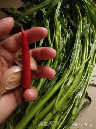 Spicy Stir-fried Water Spinach recipe