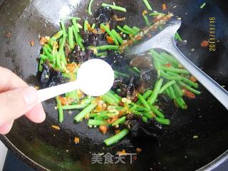 Chopped Pepper and Chrysanthemum Fungus recipe