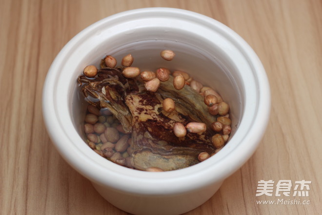 Guangdong Old Fire Soup-cuttlefish, Peanut and Soybean Soup recipe